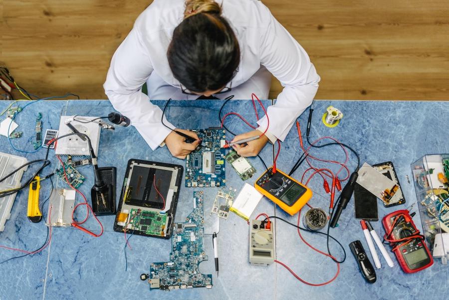 Middle school teachers immerse in hands-on semiconductor education at Washtenaw Community College June 24-27